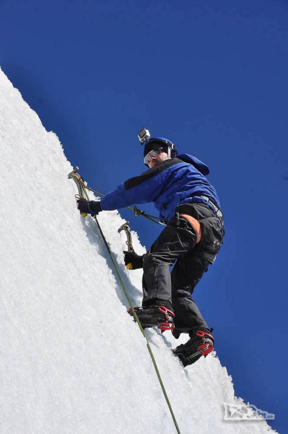 Quase no alto da parede de gelo no glaciar Viedma, no Parque Nacional Los Glaciares, região de El Chaltén, no sul da Argentina